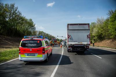 Filderstadt-Bonlanden: Mehrere Verletzte nach Verkehrsunfall - Frau streift mit Fahrzeug mehrere Pkw und kommt auf der Seite zum liegen